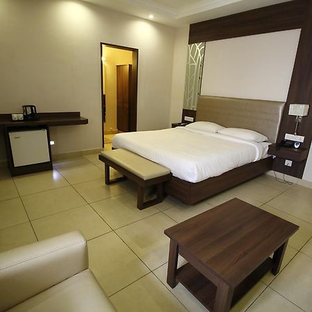بونديتْشيري Vels Hotel المظهر الخارجي الصورة