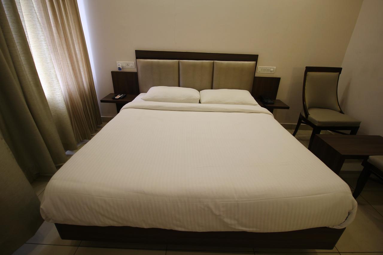 بونديتْشيري Vels Hotel المظهر الخارجي الصورة