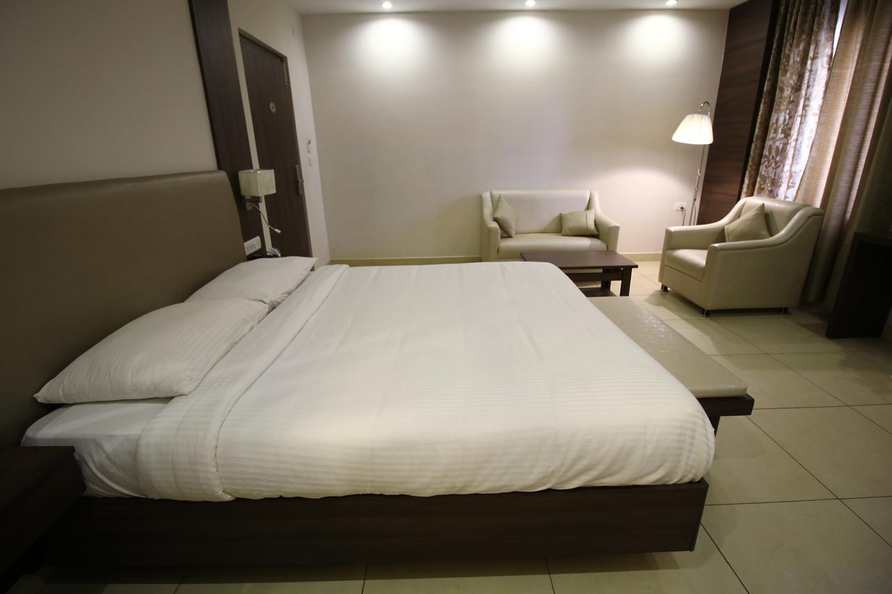 بونديتْشيري Vels Hotel المظهر الخارجي الصورة