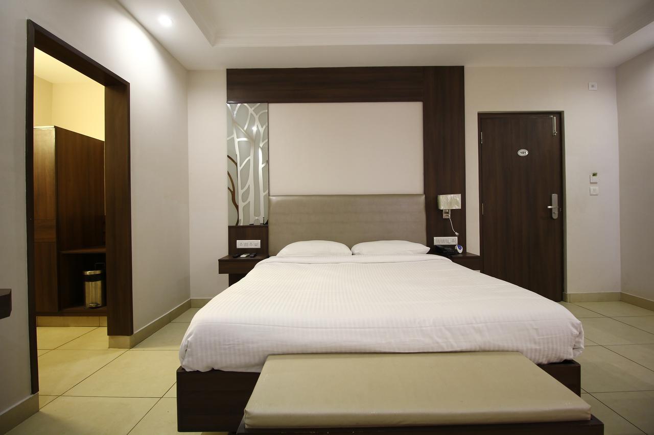 بونديتْشيري Vels Hotel المظهر الخارجي الصورة